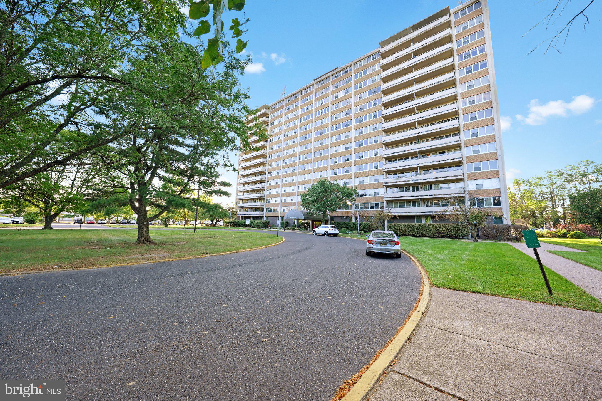 904 BARCLAY TOWERS