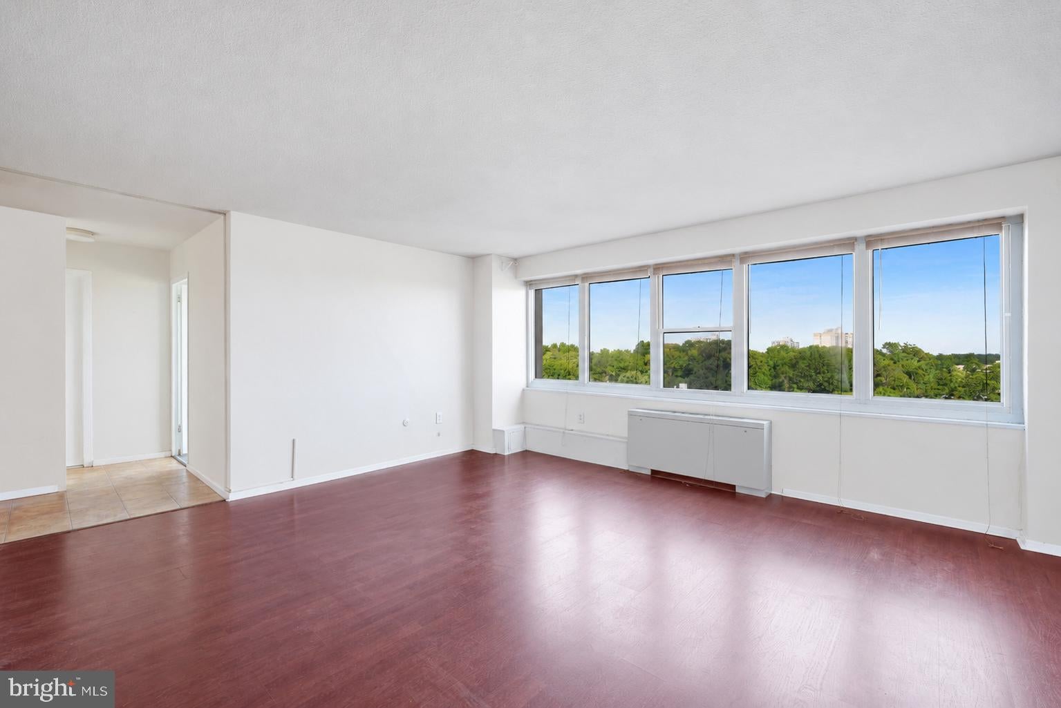 904 BARCLAY TOWERS
