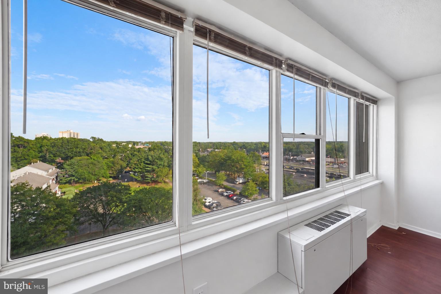 904 BARCLAY TOWERS