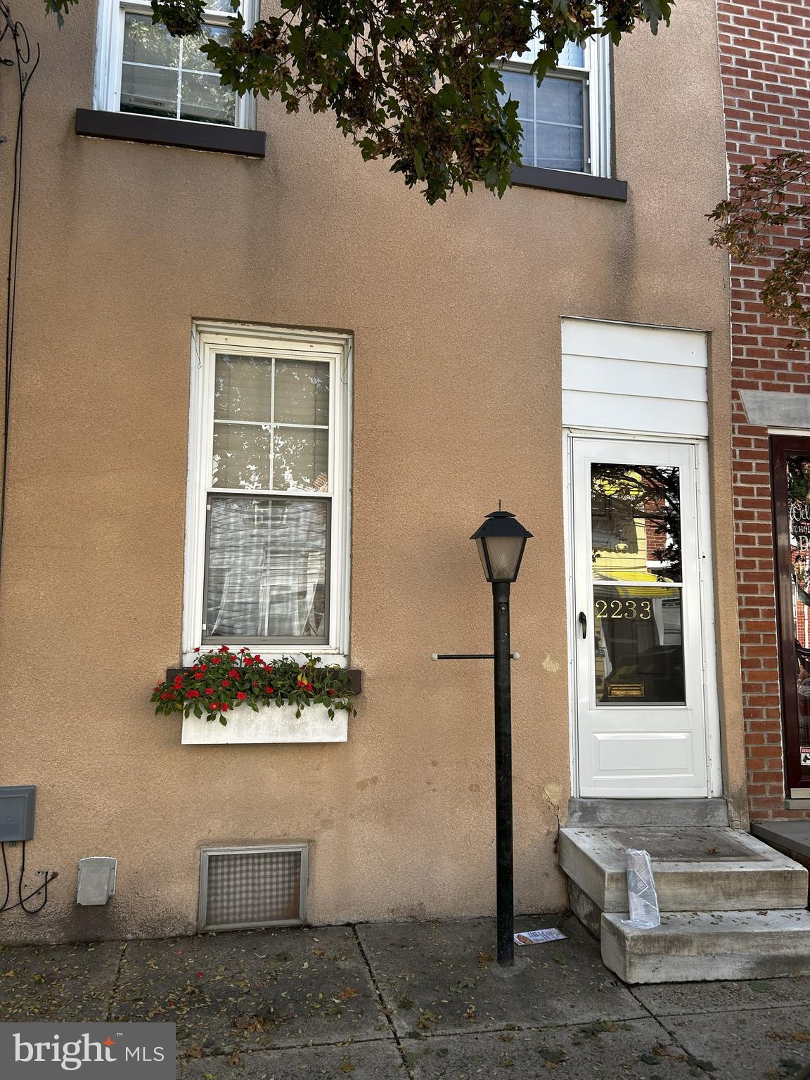 Beautiful 2 bedroom, 1 1/2 bath house on quiet street in Fishtown. Hardwood floors throughout, stainless steel appliances, washer, dryer, Small back patio. AC unit installed in wall cools entire first floor. Close to fine eateries, shopping and public transportation.
