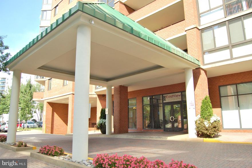 Beautifully renovated 1 bedroom/1bath located in the heart of Ballston in a beautiful high-rise bldg (9th floor). Tons of natural sunlight and newly renovated kitchen as of a few days ago! Enjoy the wonderful walk-in closet, a renter's storage dream! Walking distance to metro stations, grocery, shops & night life. Newly carpeted, painted, cleaned and remodeled!