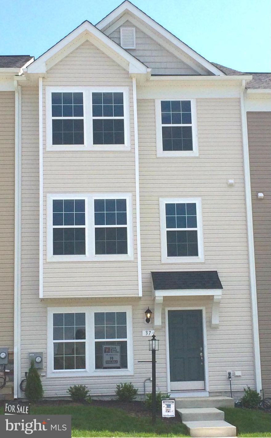 JUST REDUCE!!  Dan Ryan Builders at Kensington Terrace. This beautiful upgrade unit has over 2200 finished sq.ft.! Expanded open plan with 8'sunroom features 2story bay window front, electric fireplace, upgrade 42"cabinets, granite tops, stainless appliances in the island kitchen, spacious master suite & deluxe bath, finished lower level with den/study, & rec room plus additional 8x19' area!