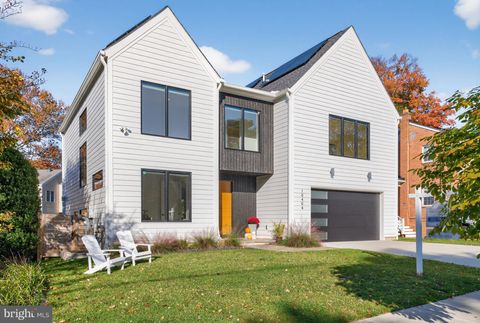 Photo of 10404 Hebard Street, KENSINGTON, MD 20895 (MLS # MDMC2206048)