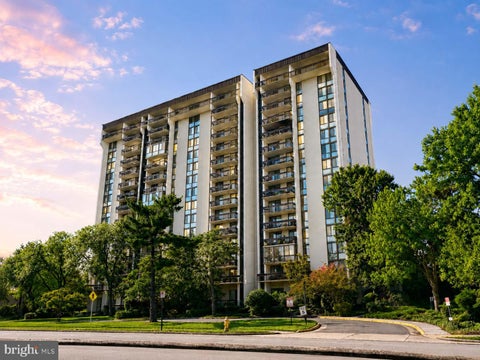 Photo of 5300 Holmes Run Parkway #606, ALEXANDRIA, VA 22304 (MLS # VAAX2065706)