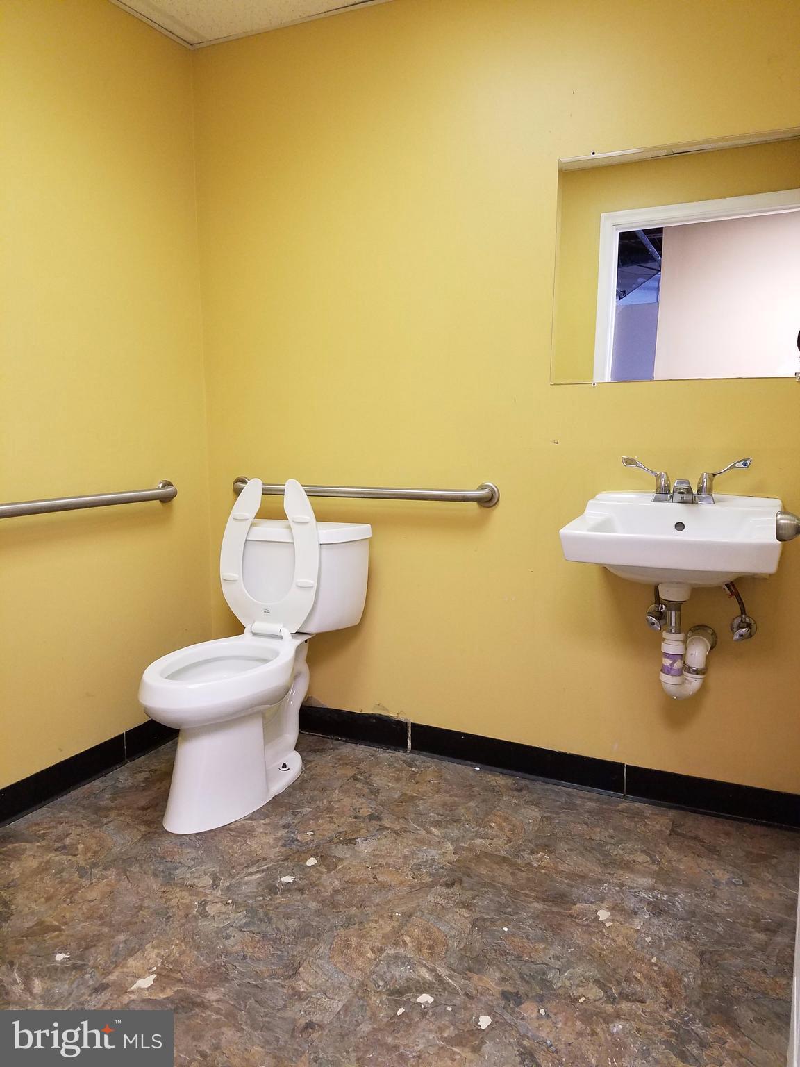 ALLIANCE CENTER - Commercial Lease