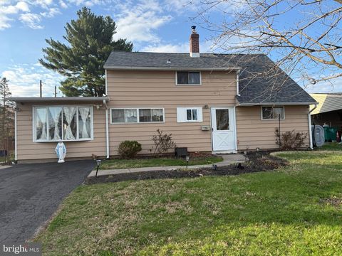 25 GOLDENGATE ROAD LEVITTOWN PA 19057