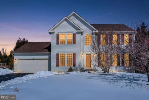 2040 WATERFALL DRIVE HANOVER PA 17331