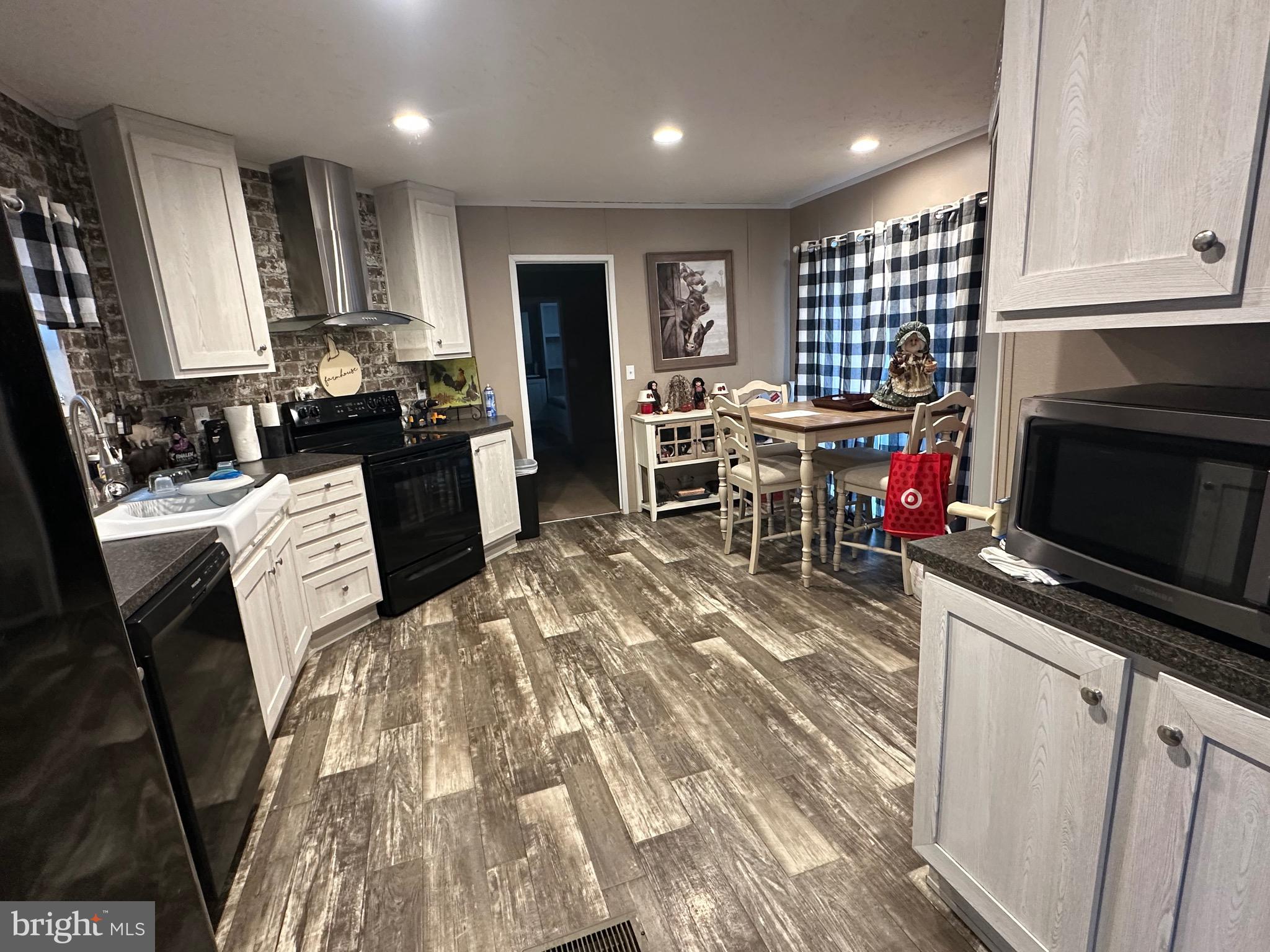 BAY COUNTRY ESTATES - Residential