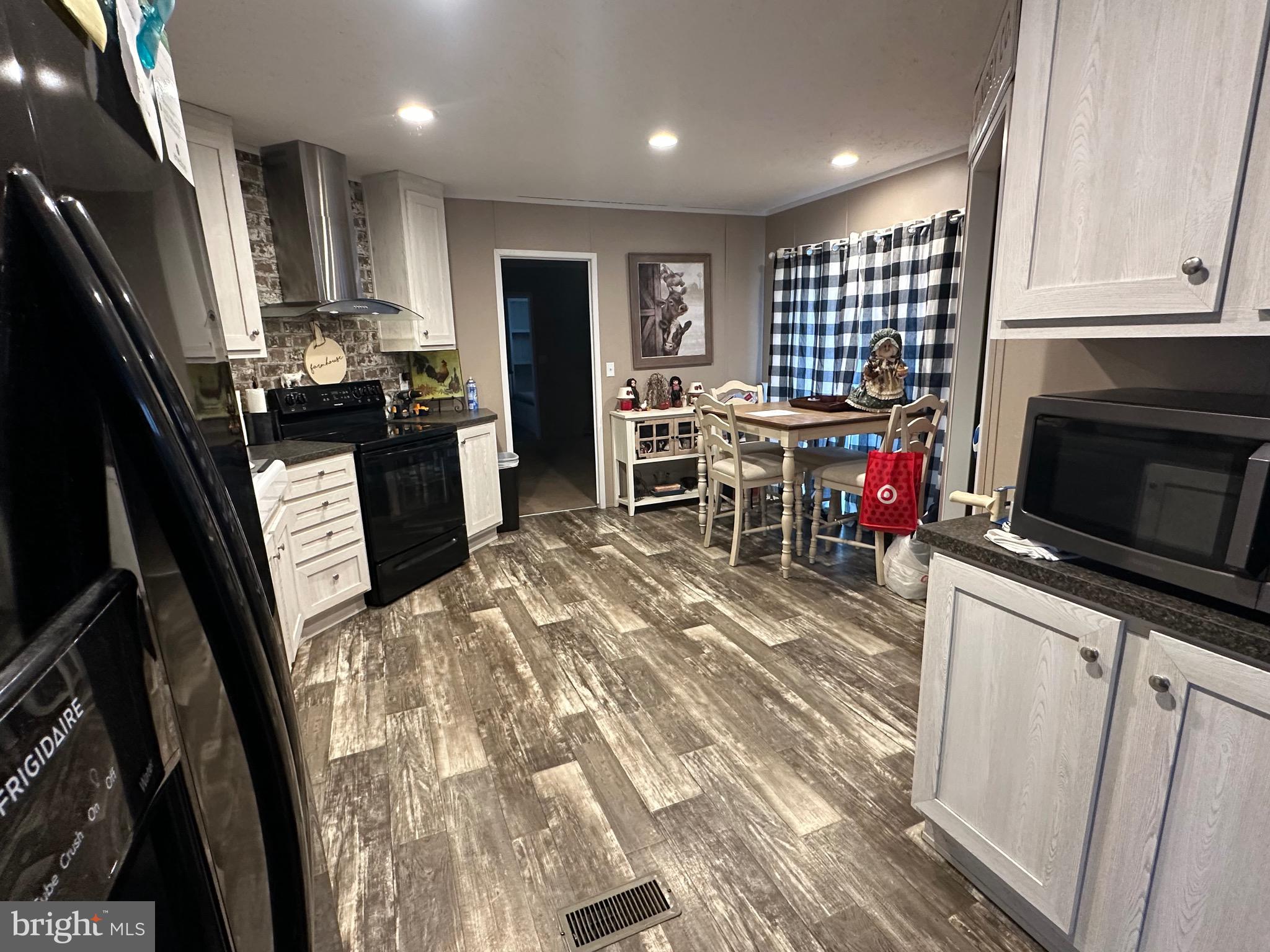 BAY COUNTRY ESTATES - Residential