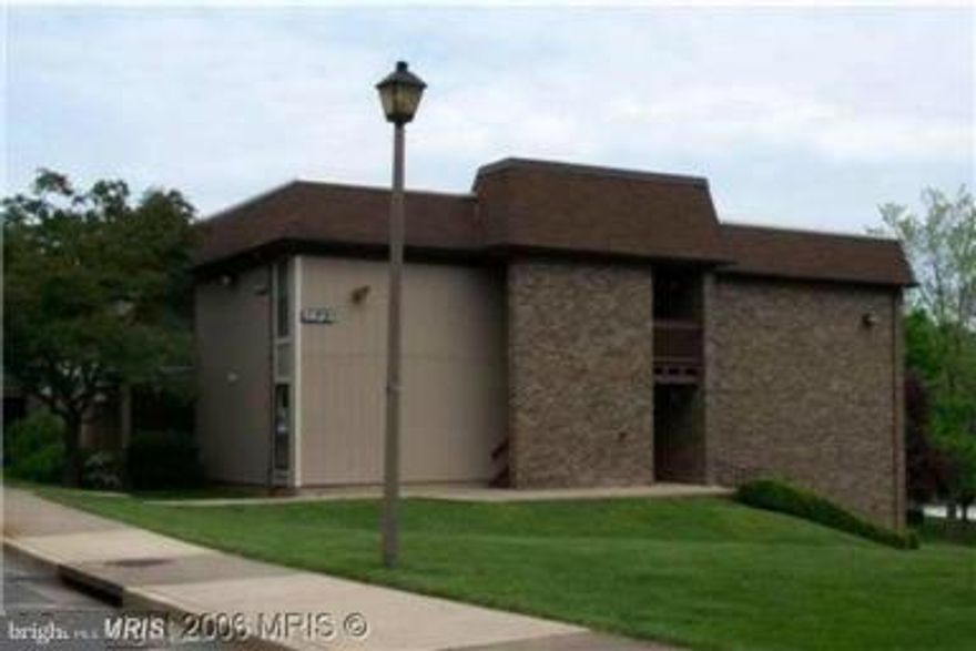 ** 1ST FLOOR ** 2 BEDROOM 1 BATHROOM ** FRESHLY PAINTED THROUGH OUT** NEW  FLOORING IN LIVING, DINNING ROOMS HALLWAY AND BEDROOMS ** TOTALLY NEW KITCHEN KITCHEN ** UPDATED BATH WITH NEW VANITY AND GRANITE TOP ** FULL SIZE WASHER AND DRYER IN THE UNIT ** CLOSE TO GREAT SHOPPING ** CLOSE TO GOOD SCHOOLS ** CLOSE TO PARKS ** GREAT LOCATIONS **!!! GOOD CREDIT ONLY PLEASE !!!