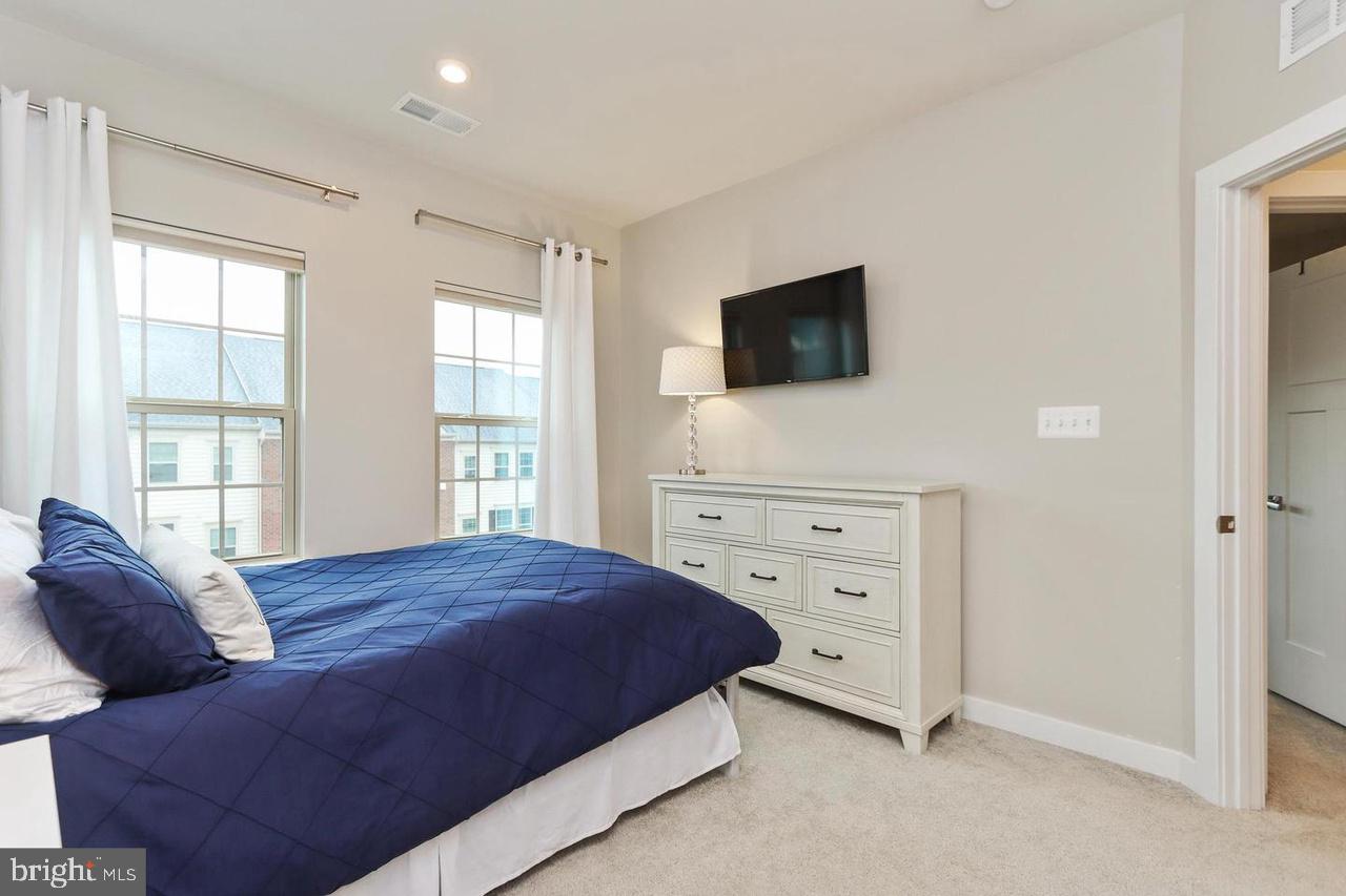 OAKDALE VILLAGE - Residential Lease