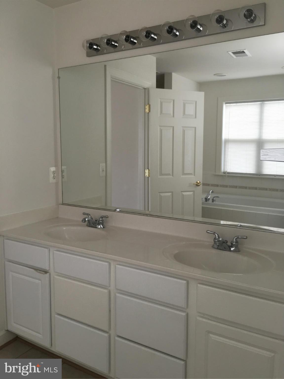 BLOOMS MILL - Residential Lease