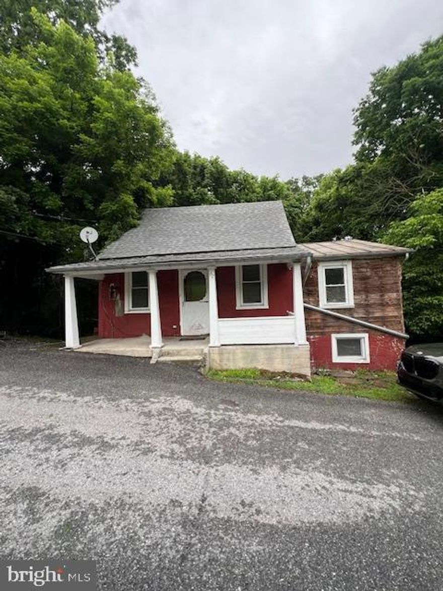 This single family home is located in Bolivar. Small and quaint two bed and one bath house with kitchen and living room. No utilities are included. Income must be 3x the amount of rent to apply. Please use Rentspree link provided to apply. Cats welcome on a case by case basis with deposit, number limited.