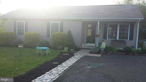 Nice rancher with 3 BR/ 2BA and a pool for rent. Conveniently located.