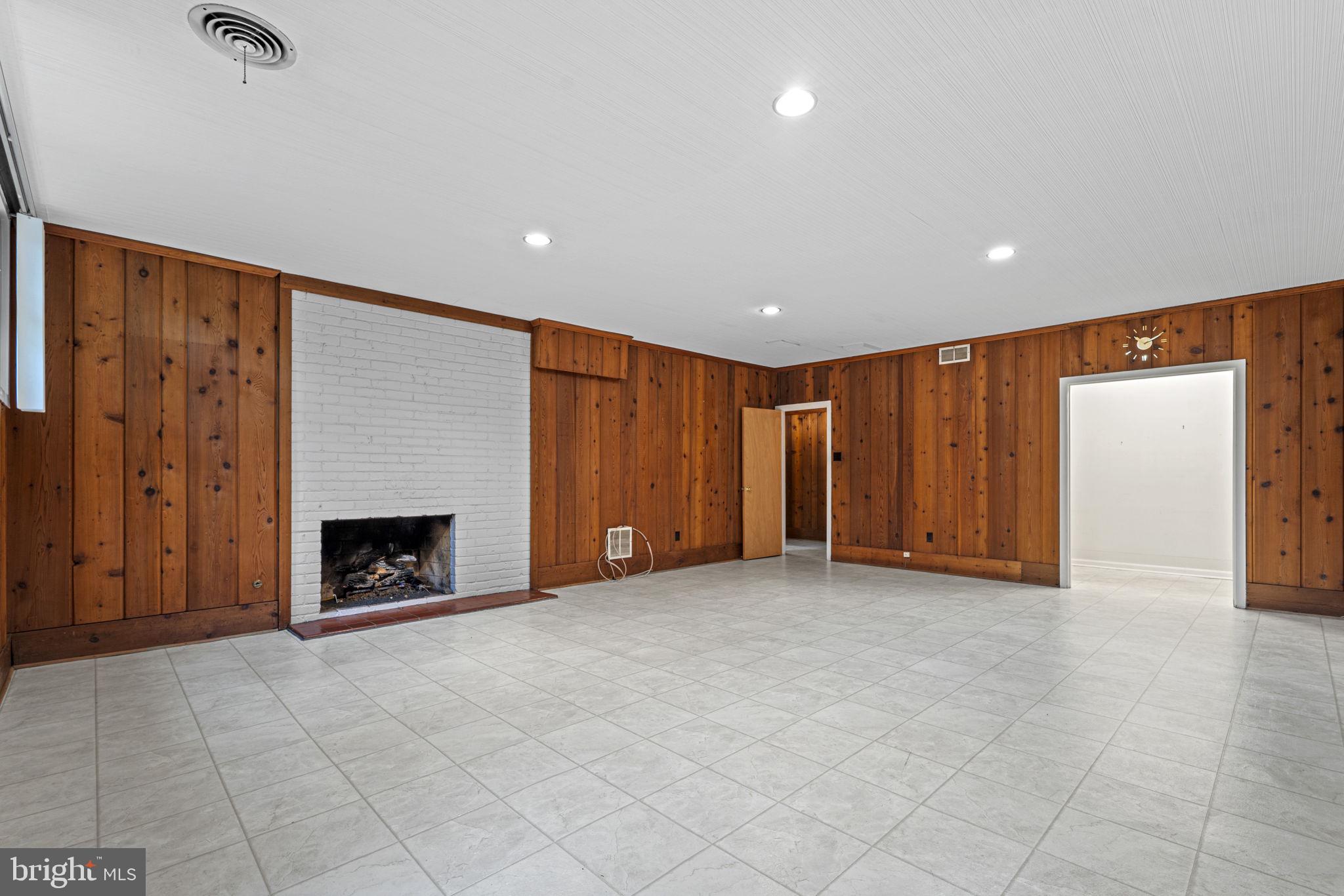 PINE SPRING - Residential Lease