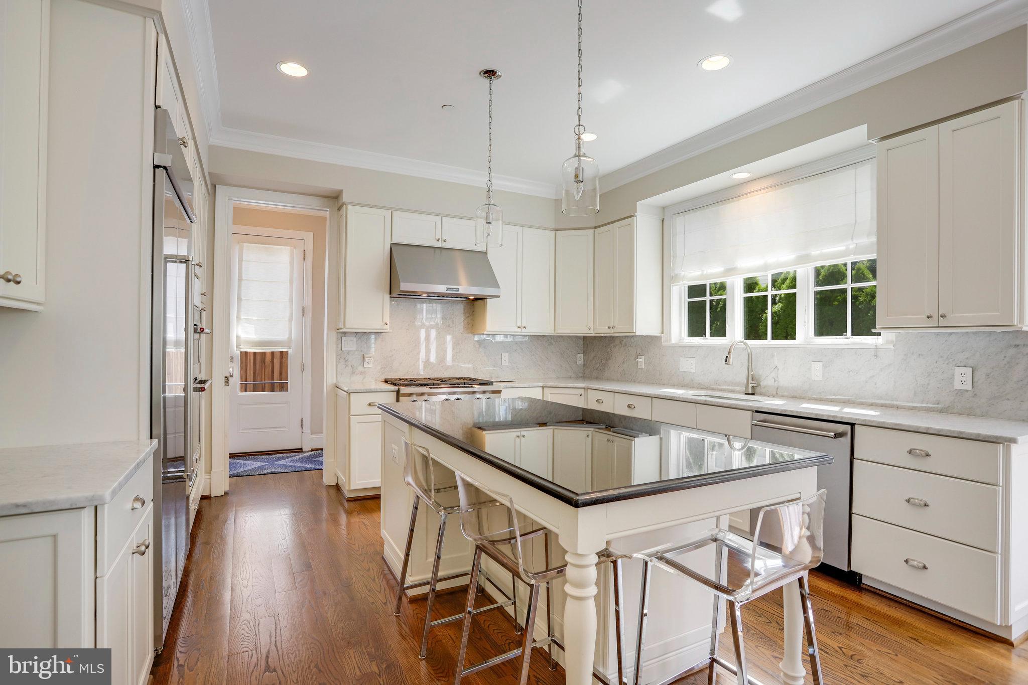 4548 WINDSOR LANE