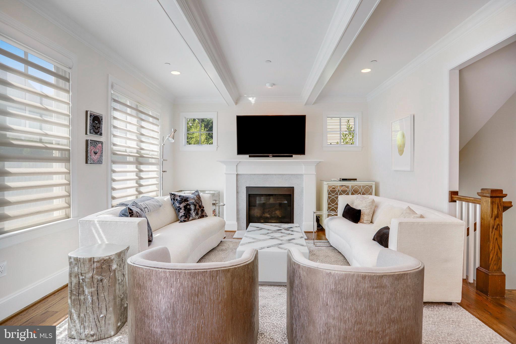4548 WINDSOR LANE