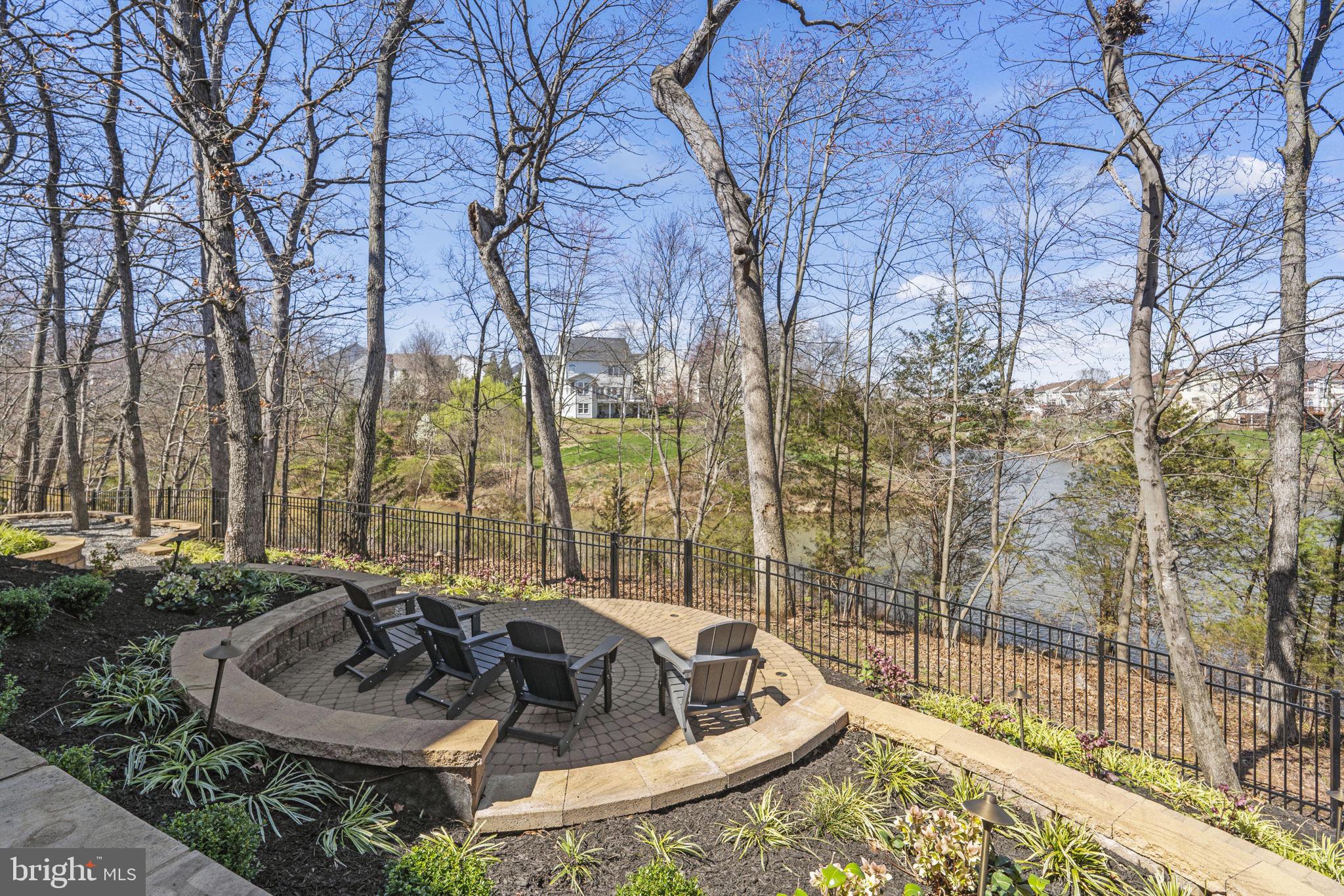 NORTHLAKE - Residential