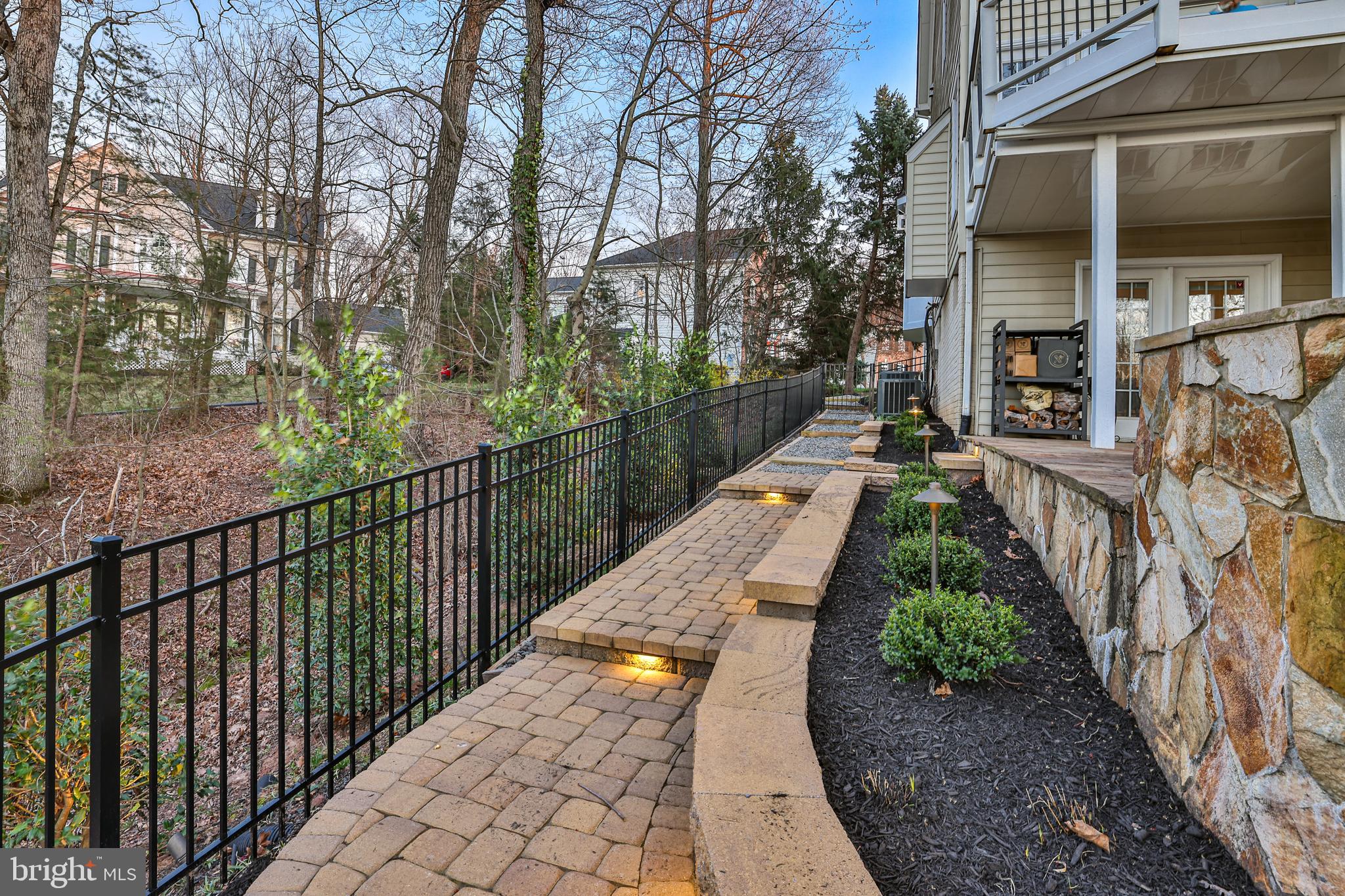 NORTHLAKE - Residential