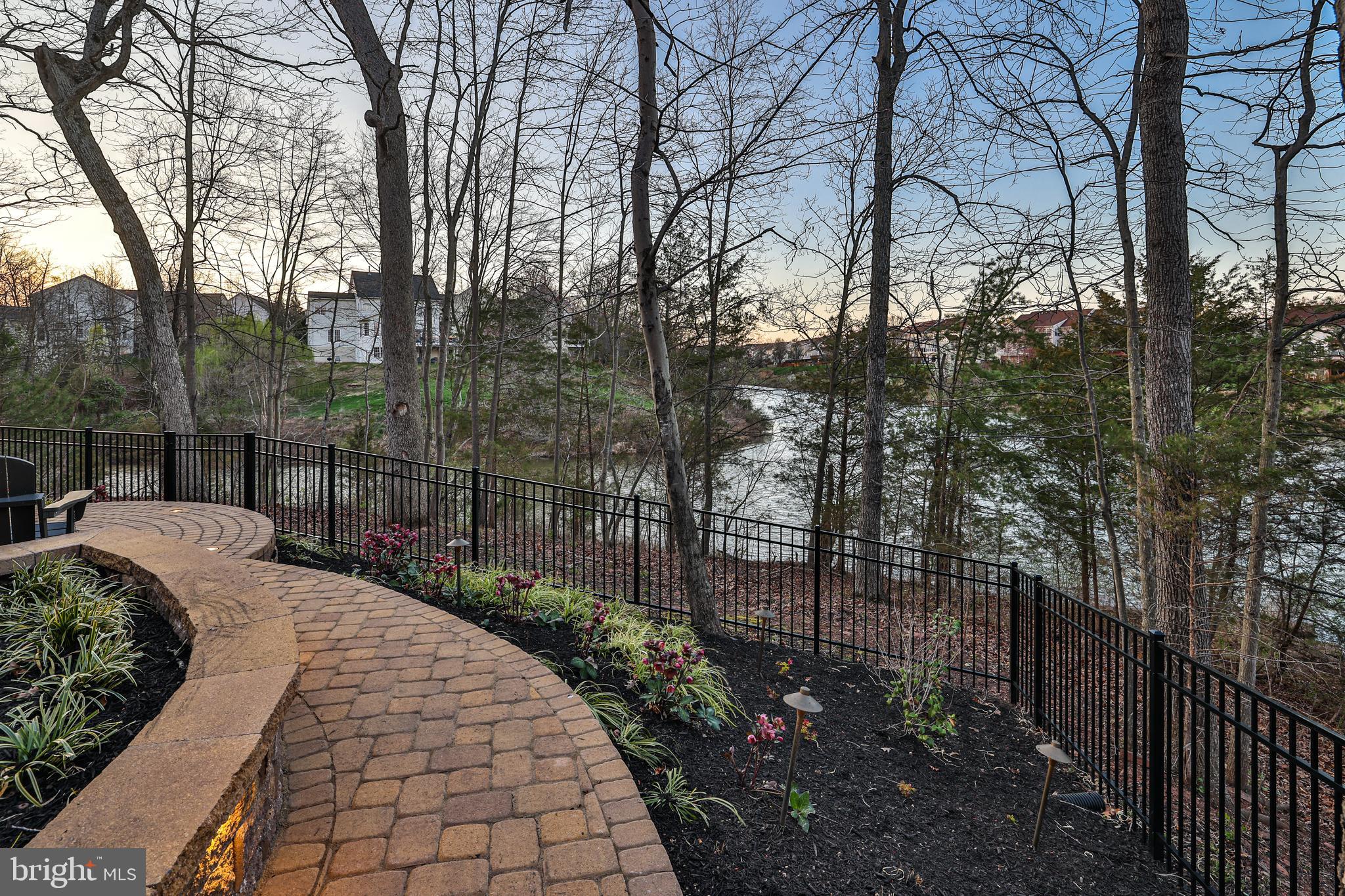 NORTHLAKE - Residential