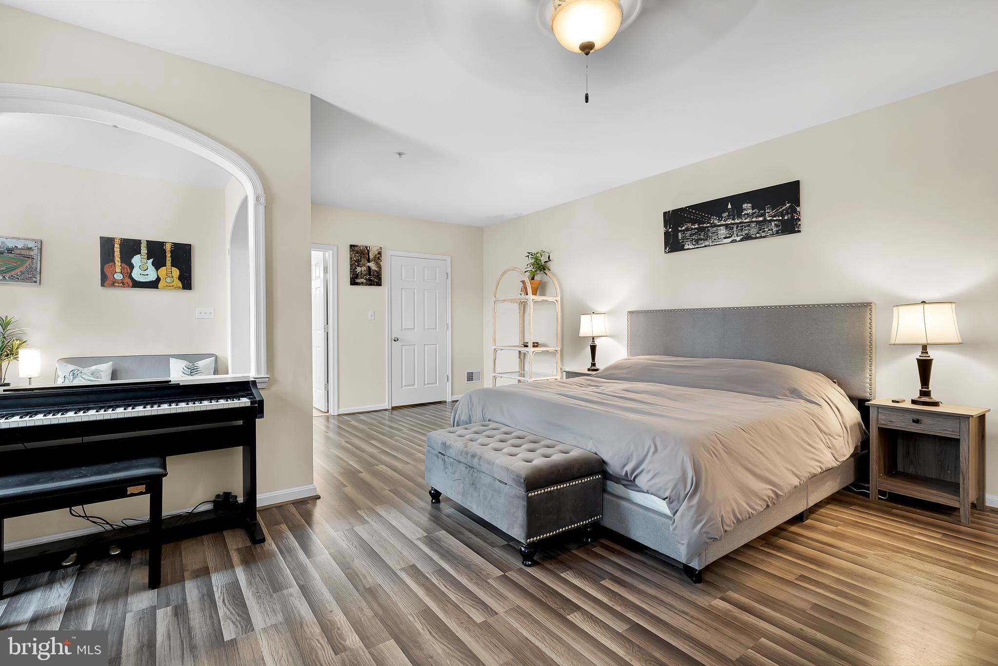 HOLLINGTON AT THE POINTE - Residential