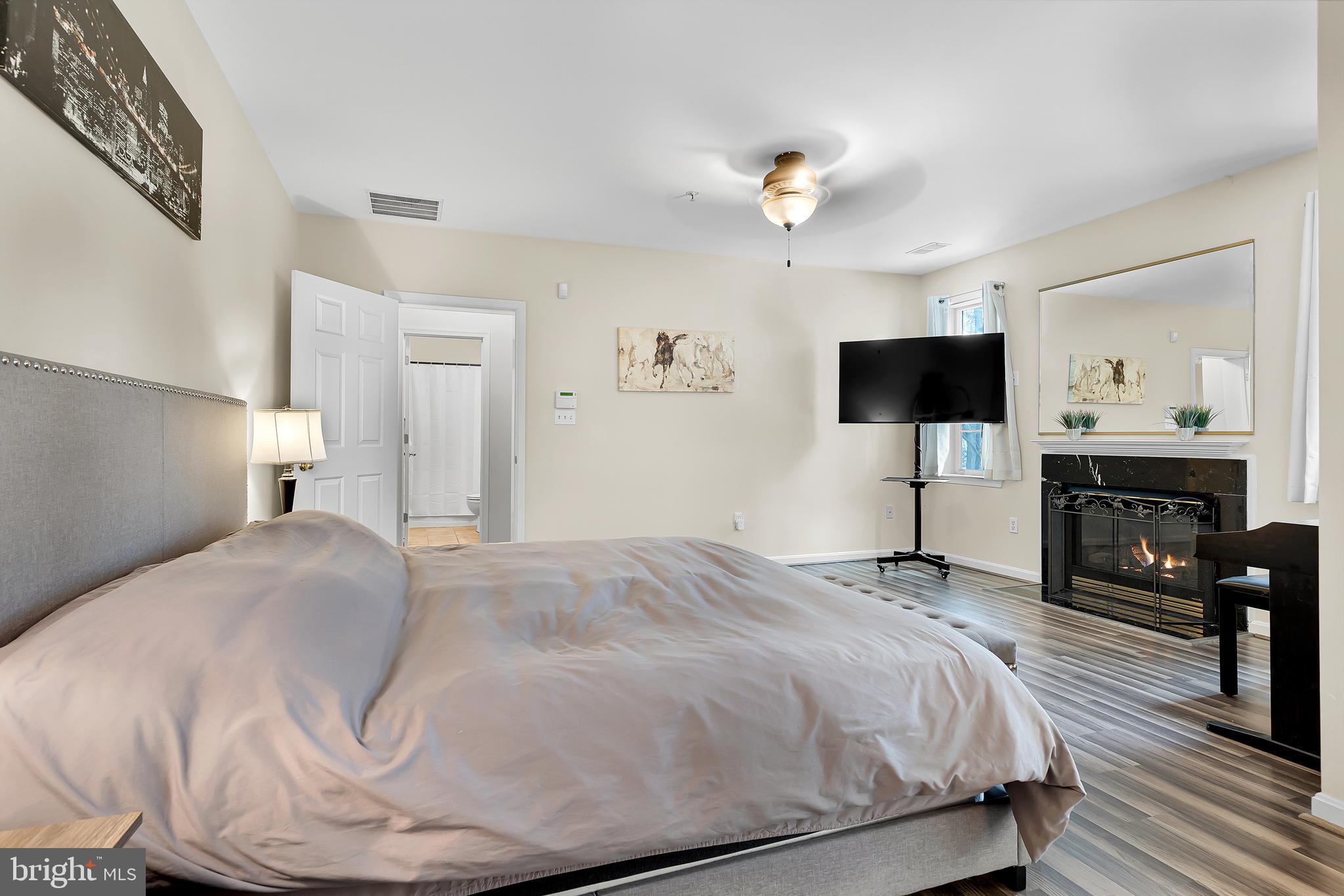 HOLLINGTON AT THE POINTE - Residential