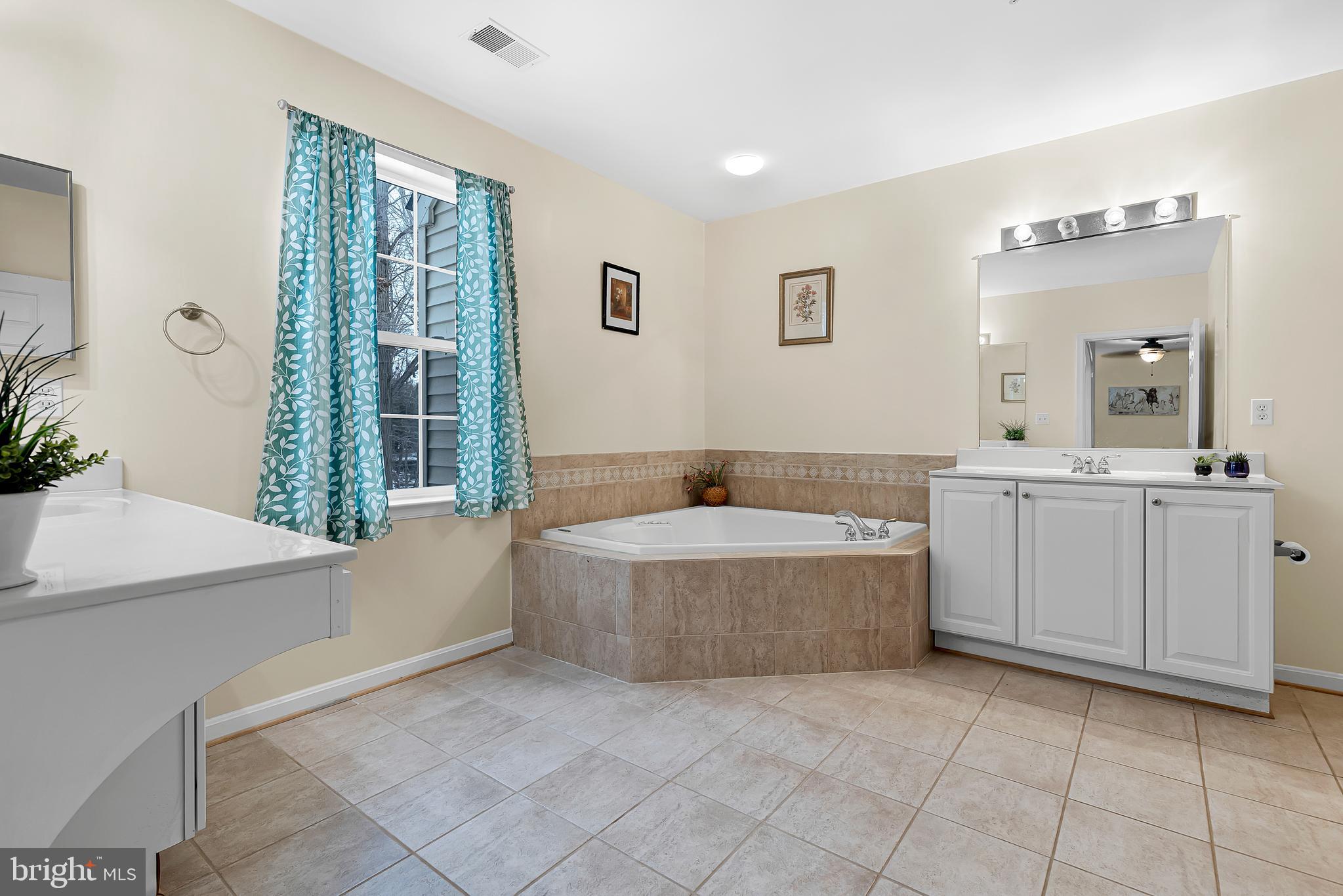 HOLLINGTON AT THE POINTE - Residential