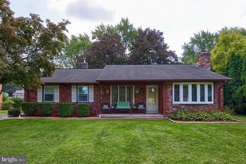 Photo of 46 HAMPTON LN, LANCASTER, PA 17601 (MLS # PALA2041016)