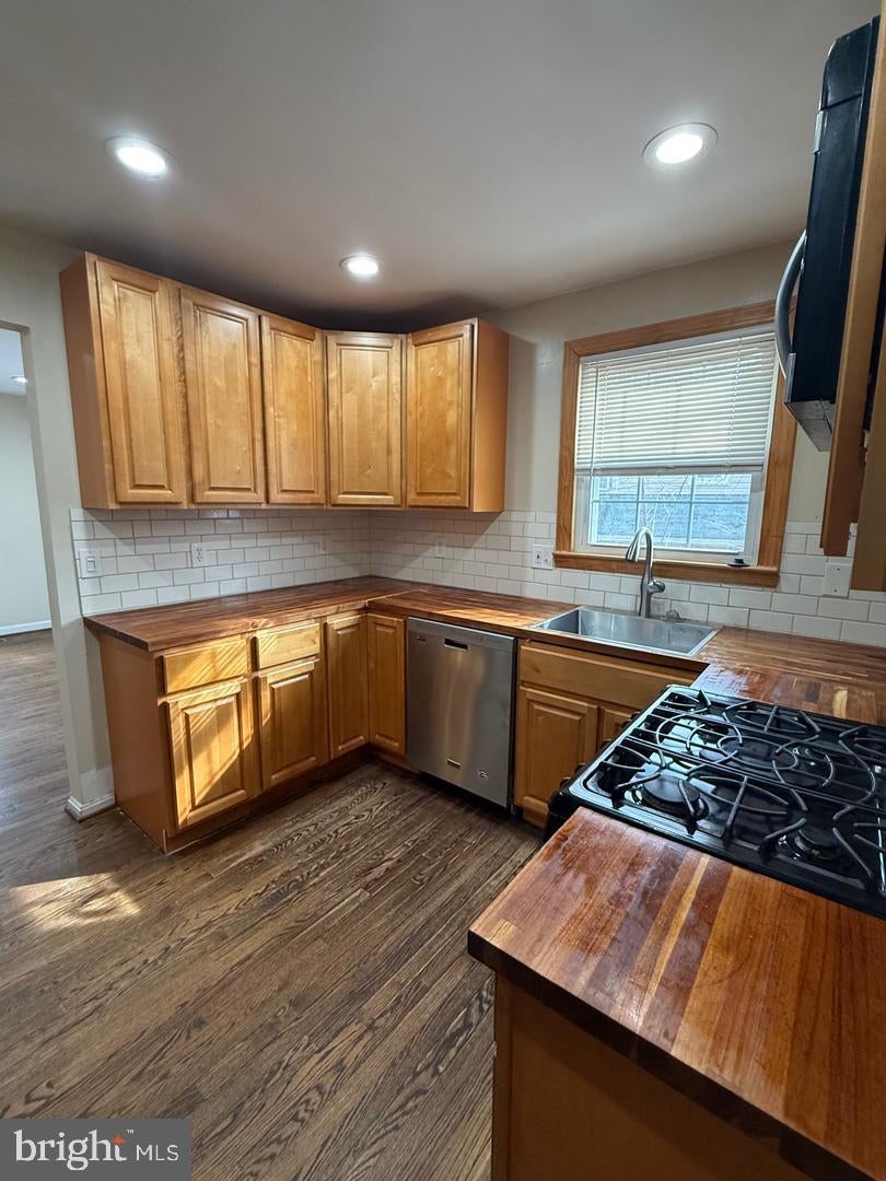 2421 RAMBLEWOOD DRIVE