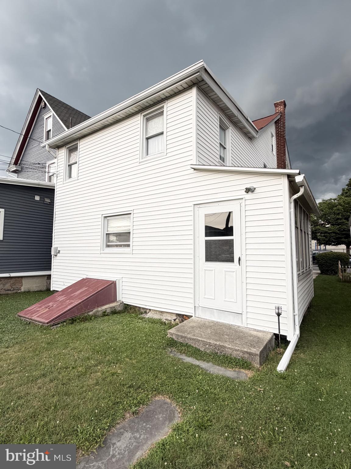 45 W HOLLAND STREET