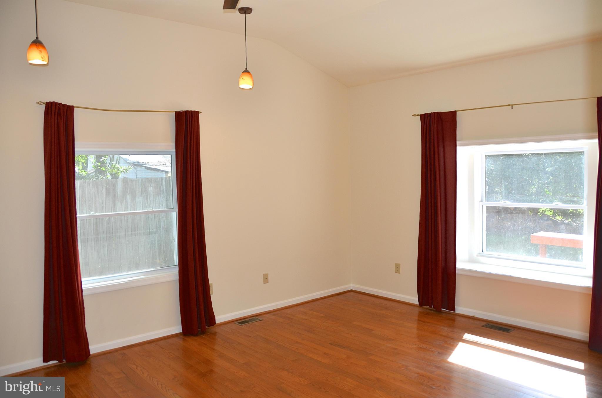 WOODLAND BEACH - Residential