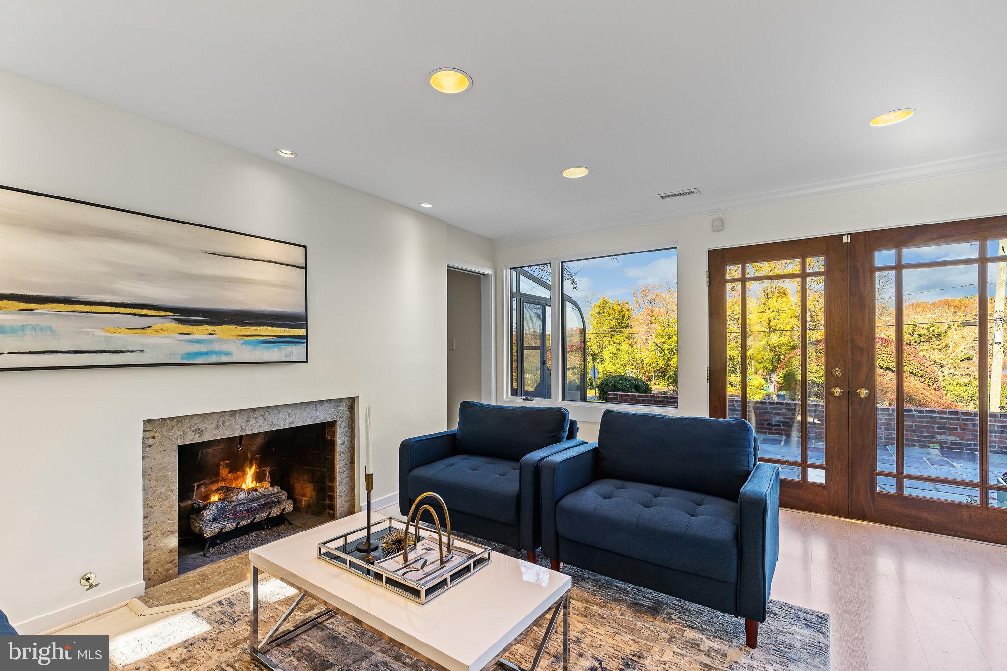 LAKE BARCROFT - Residential