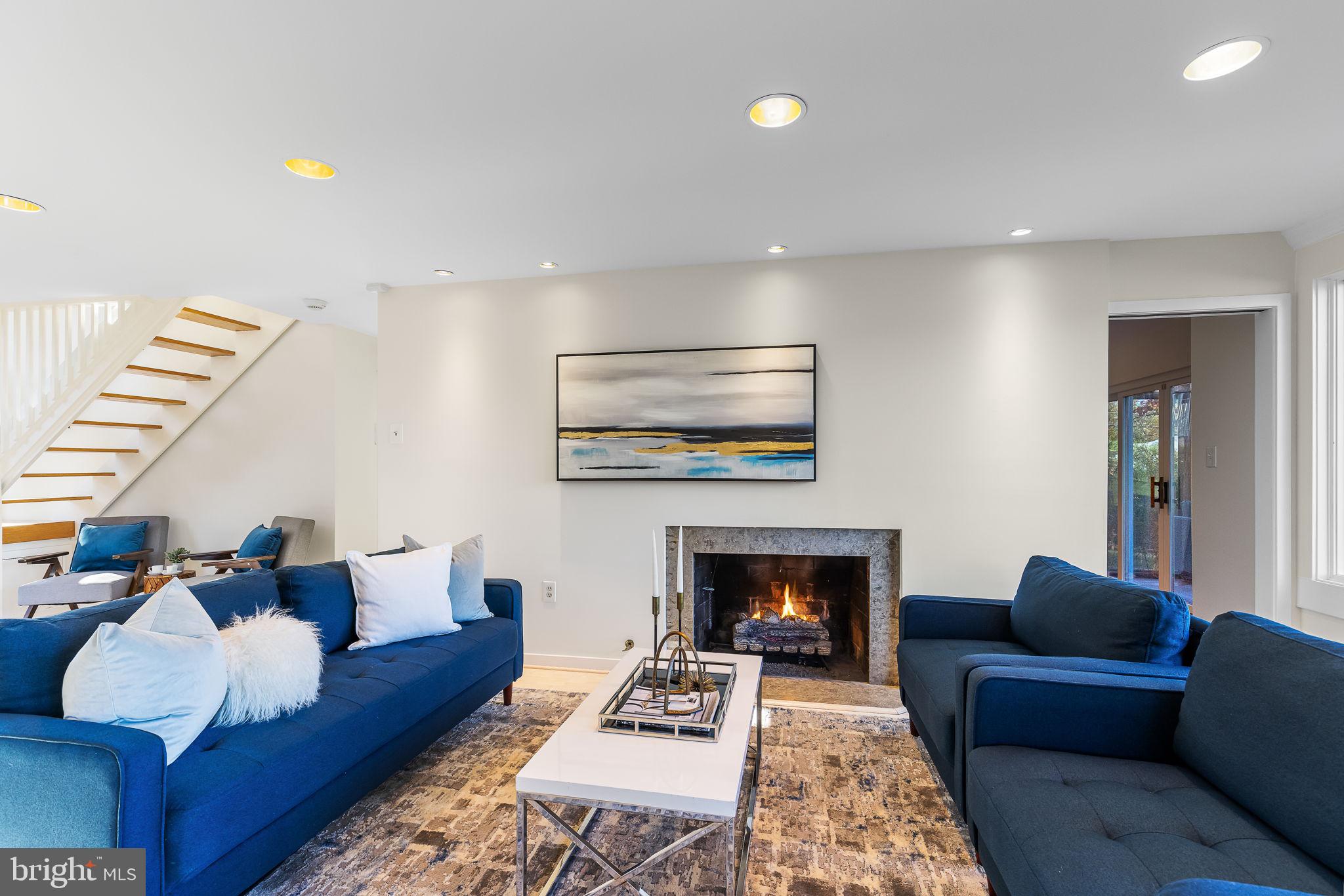 LAKE BARCROFT - Residential