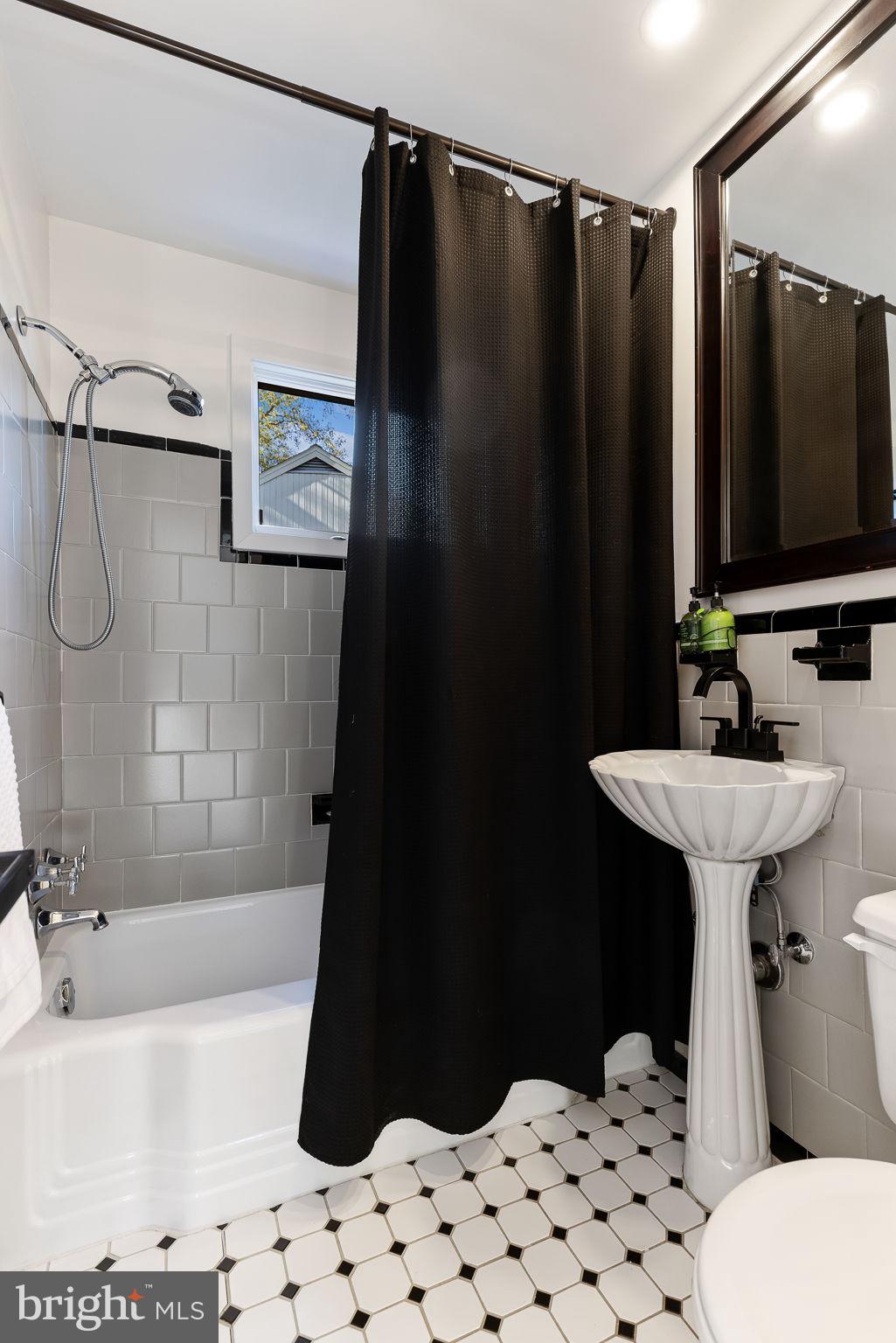 LAKE BARCROFT - Residential