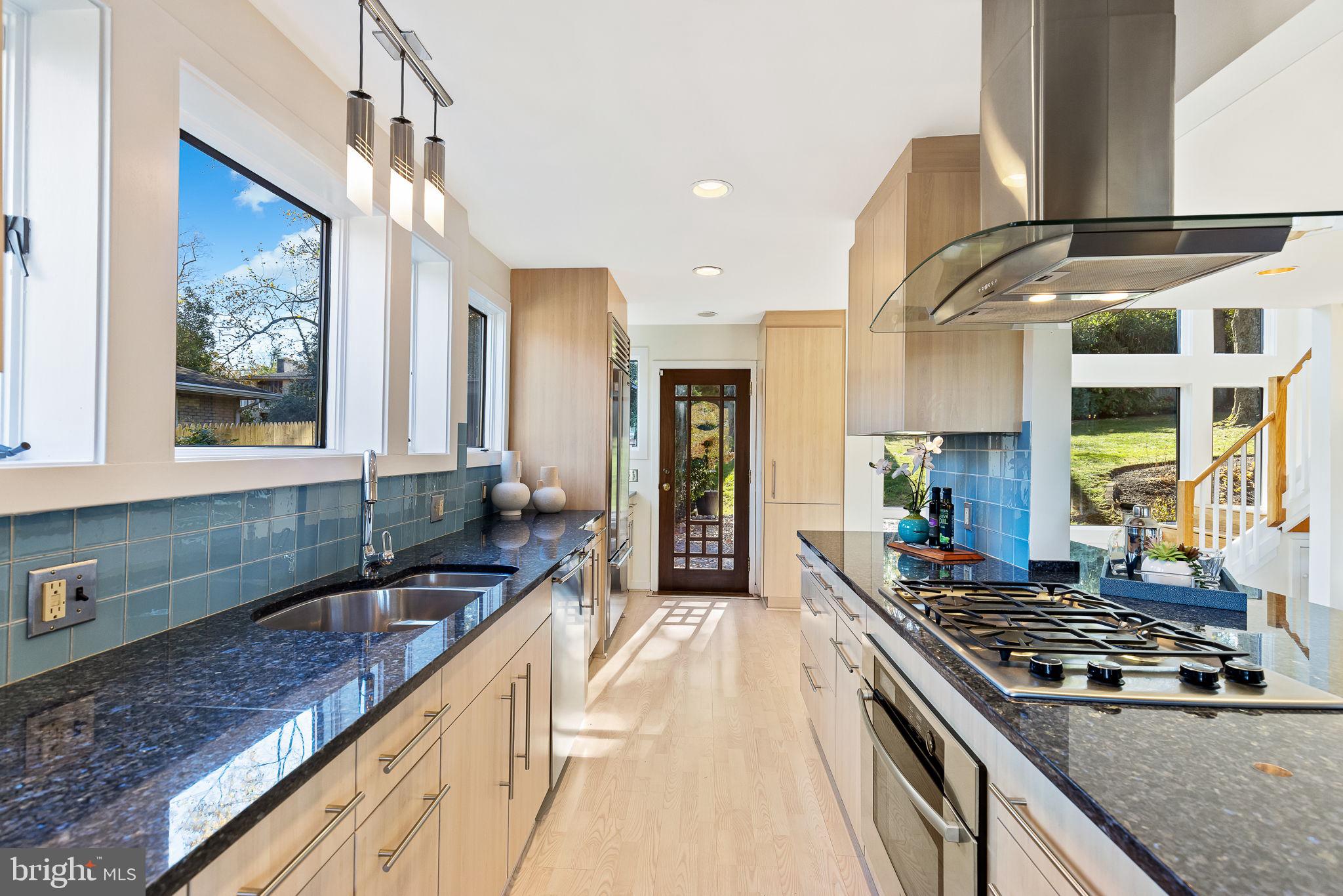 LAKE BARCROFT - Residential