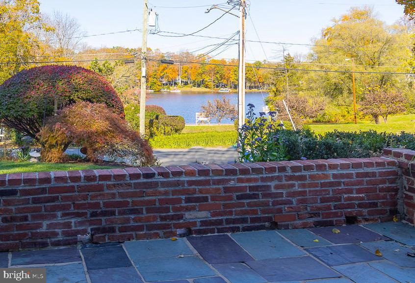 LAKE BARCROFT - Residential