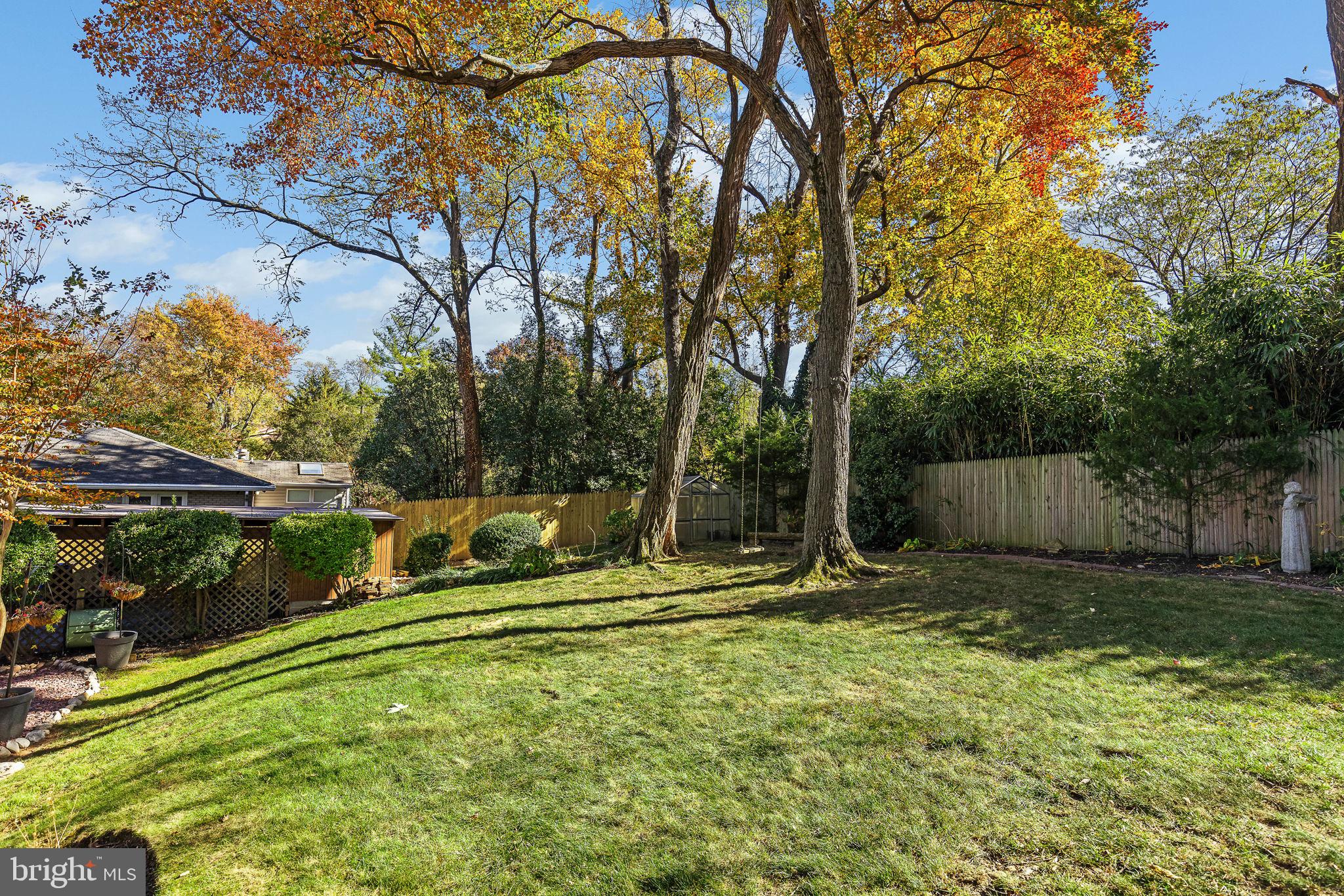 LAKE BARCROFT - Residential