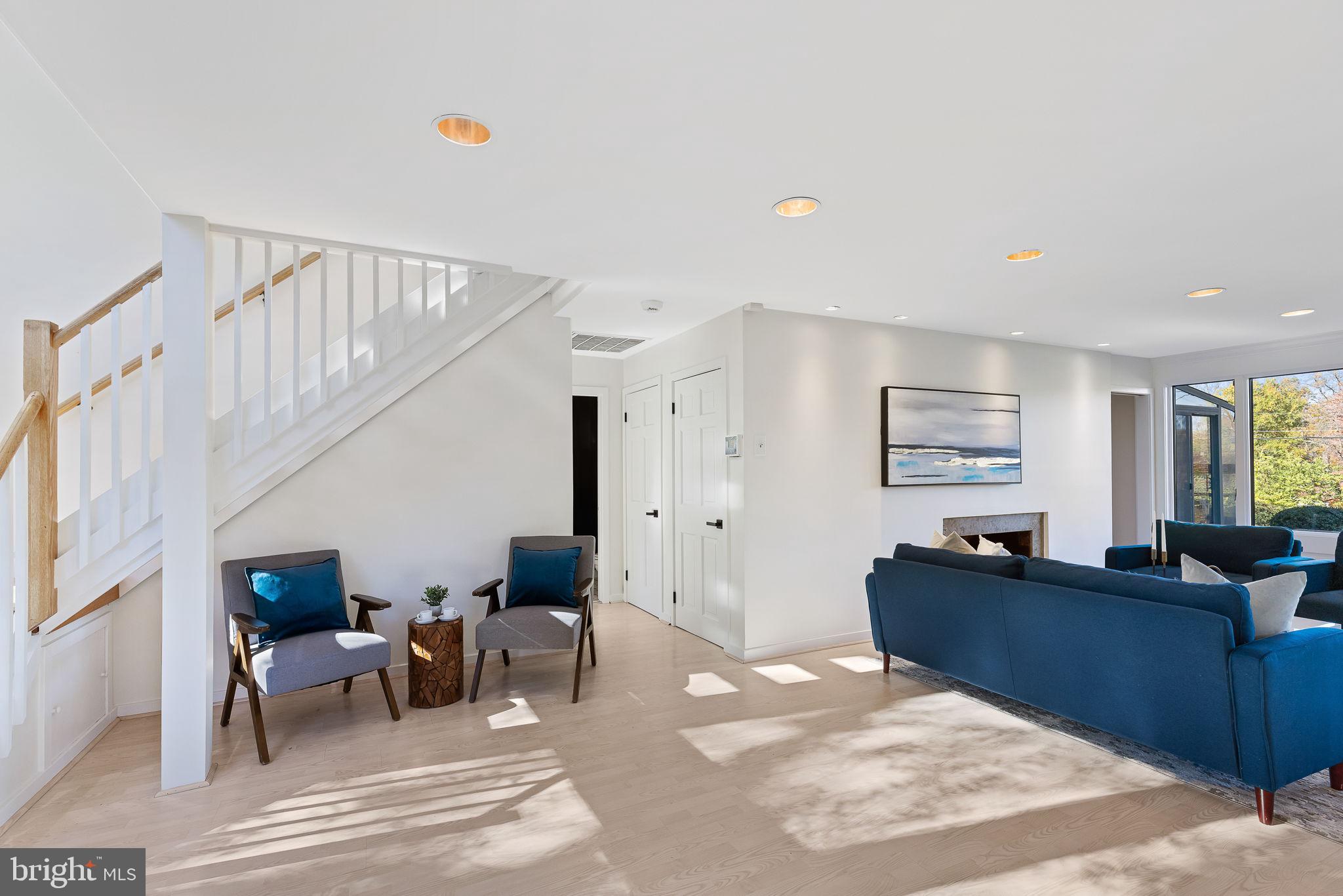 LAKE BARCROFT - Residential