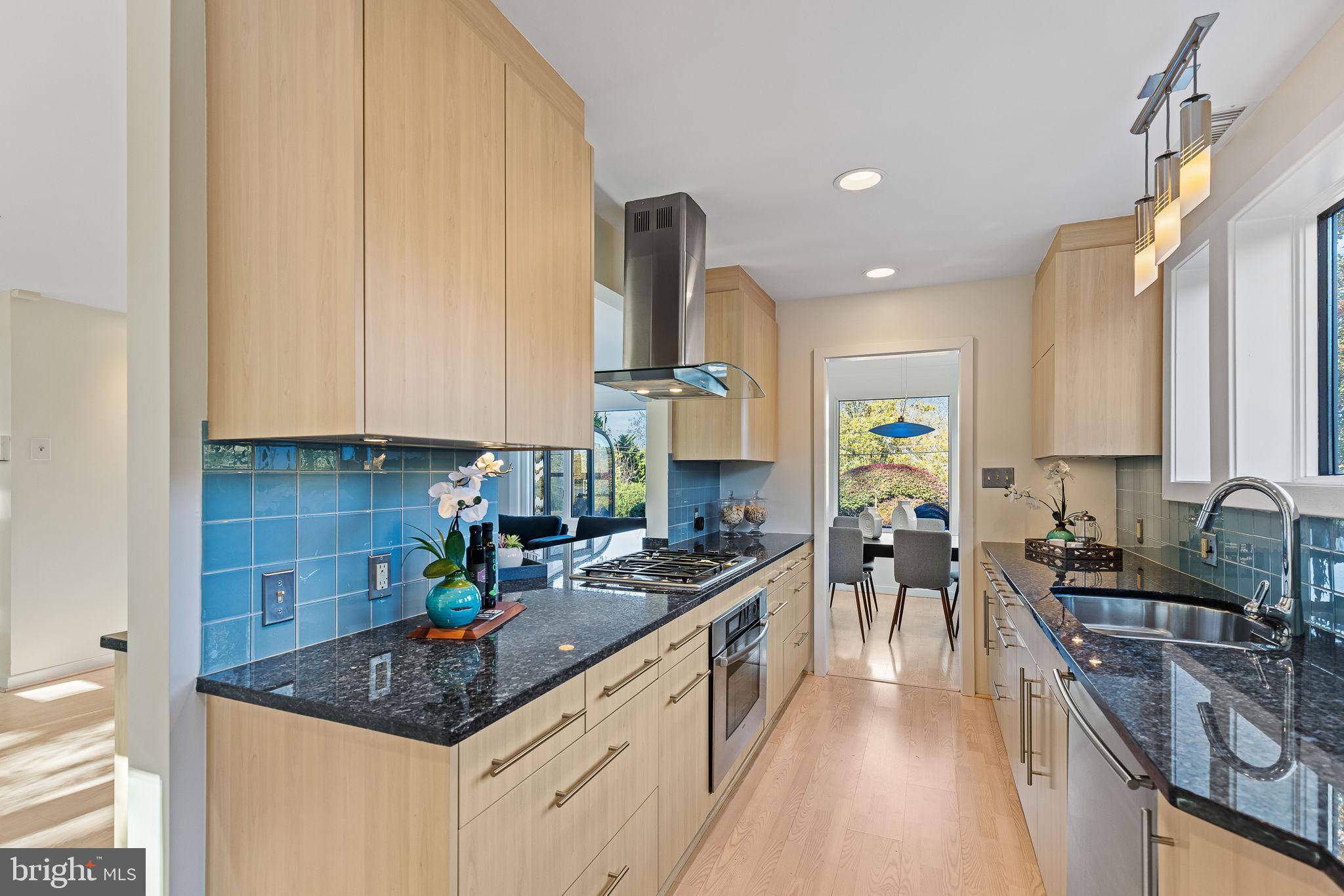 LAKE BARCROFT - Residential