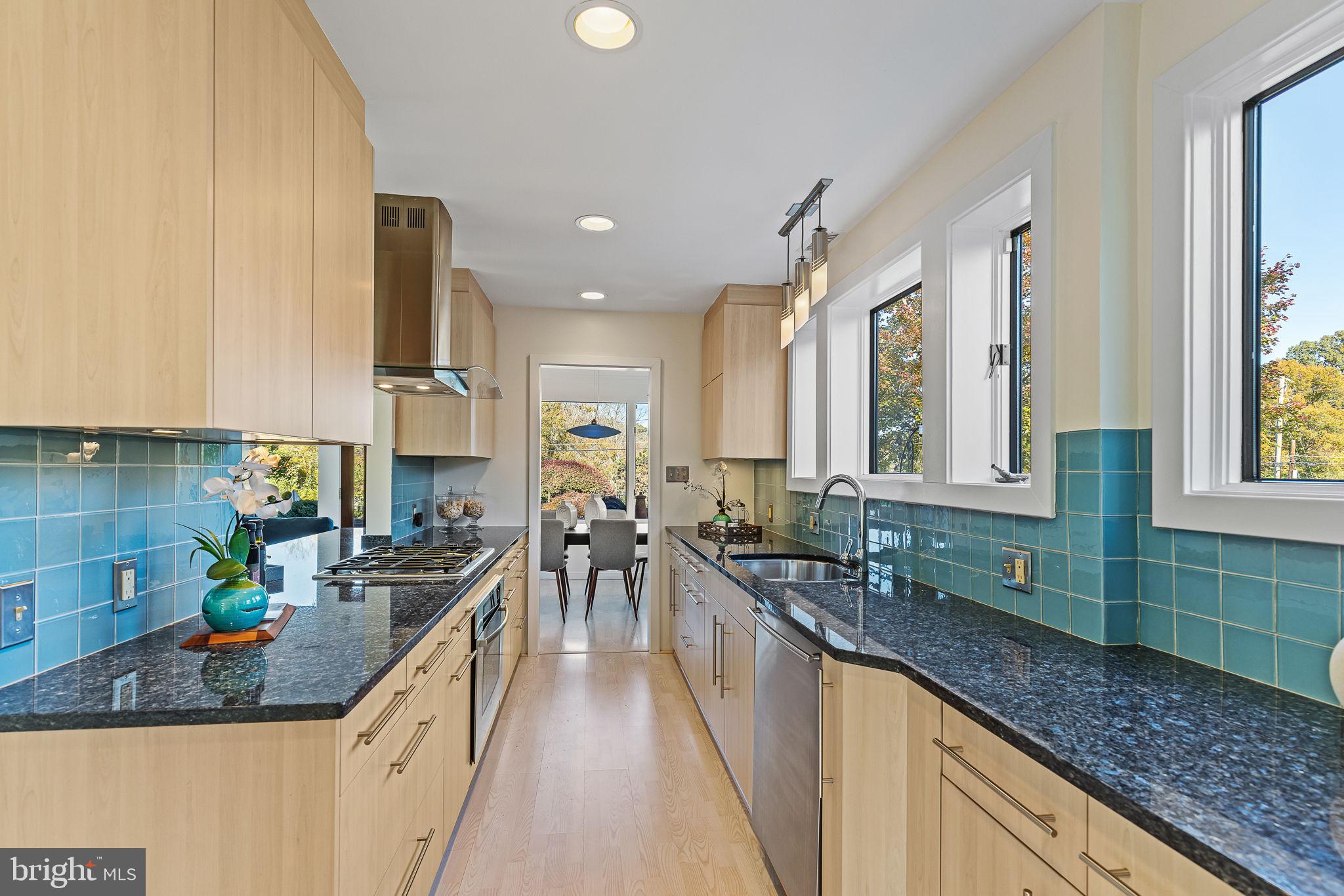 LAKE BARCROFT - Residential