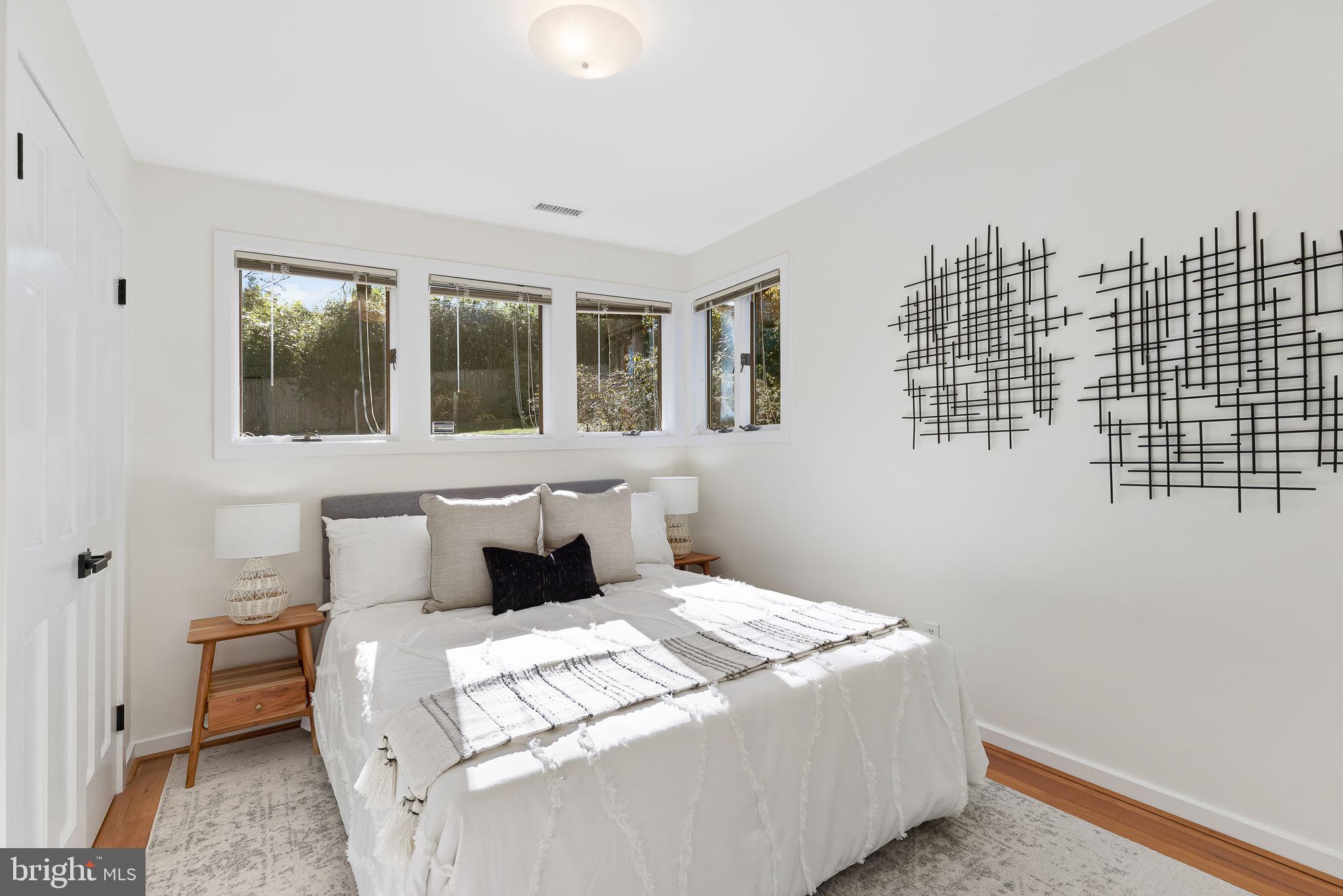 LAKE BARCROFT - Residential