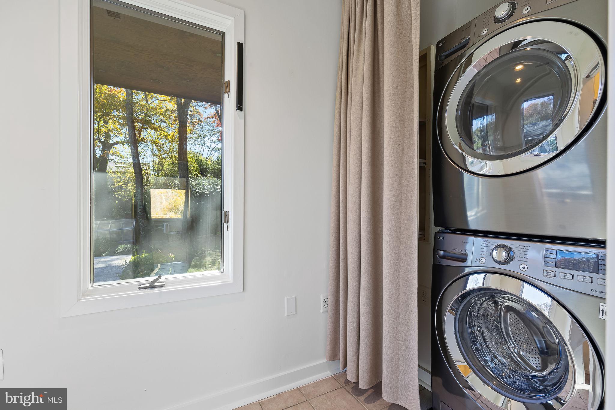 LAKE BARCROFT - Residential