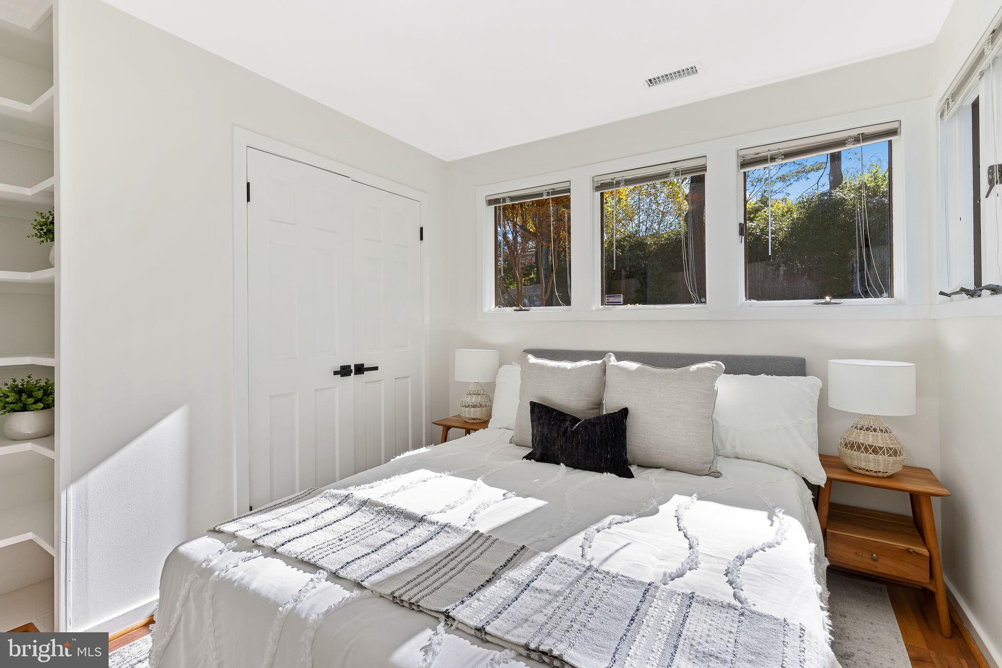 LAKE BARCROFT - Residential