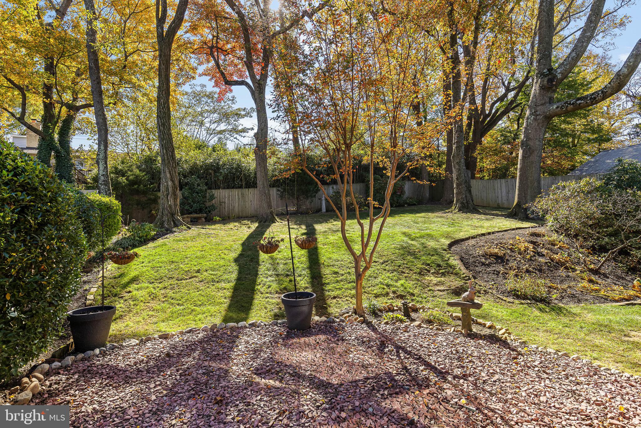 LAKE BARCROFT - Residential