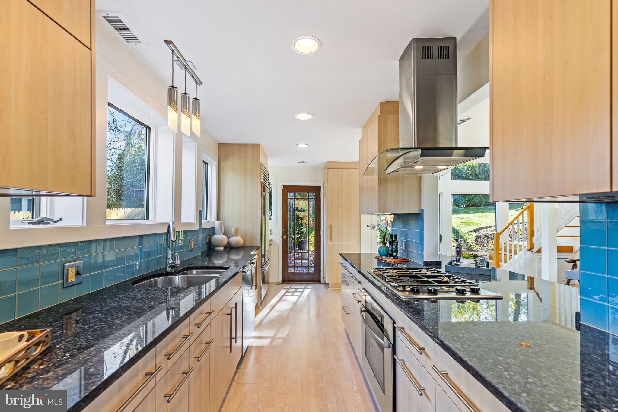 LAKE BARCROFT - Residential