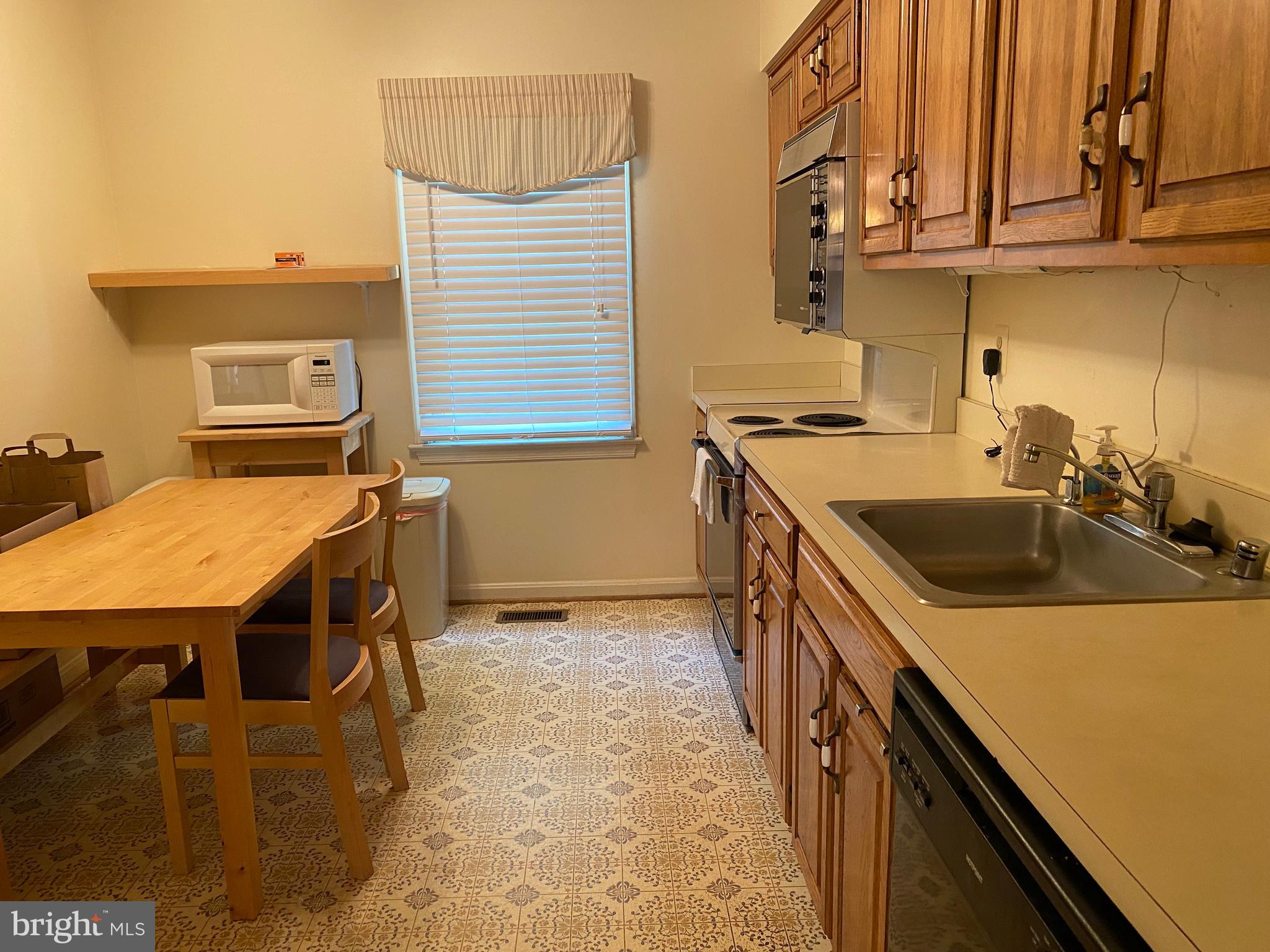 MANOR VILLAGE - Residential Lease