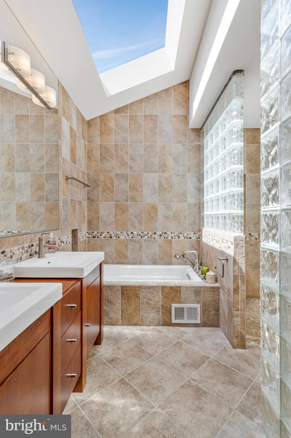 GOLF CLUB MANOR - Residential