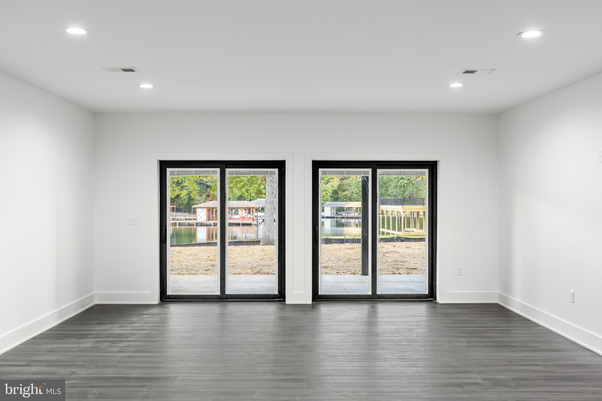 FOXWOOD MANOR - Residential