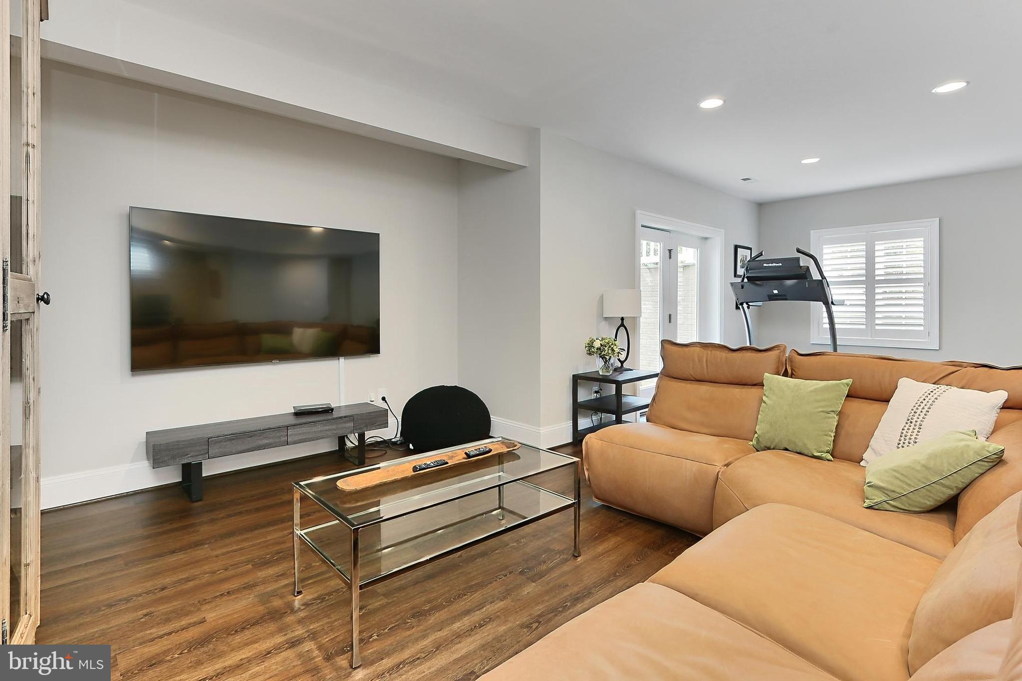 VIENNA WOODS - Residential