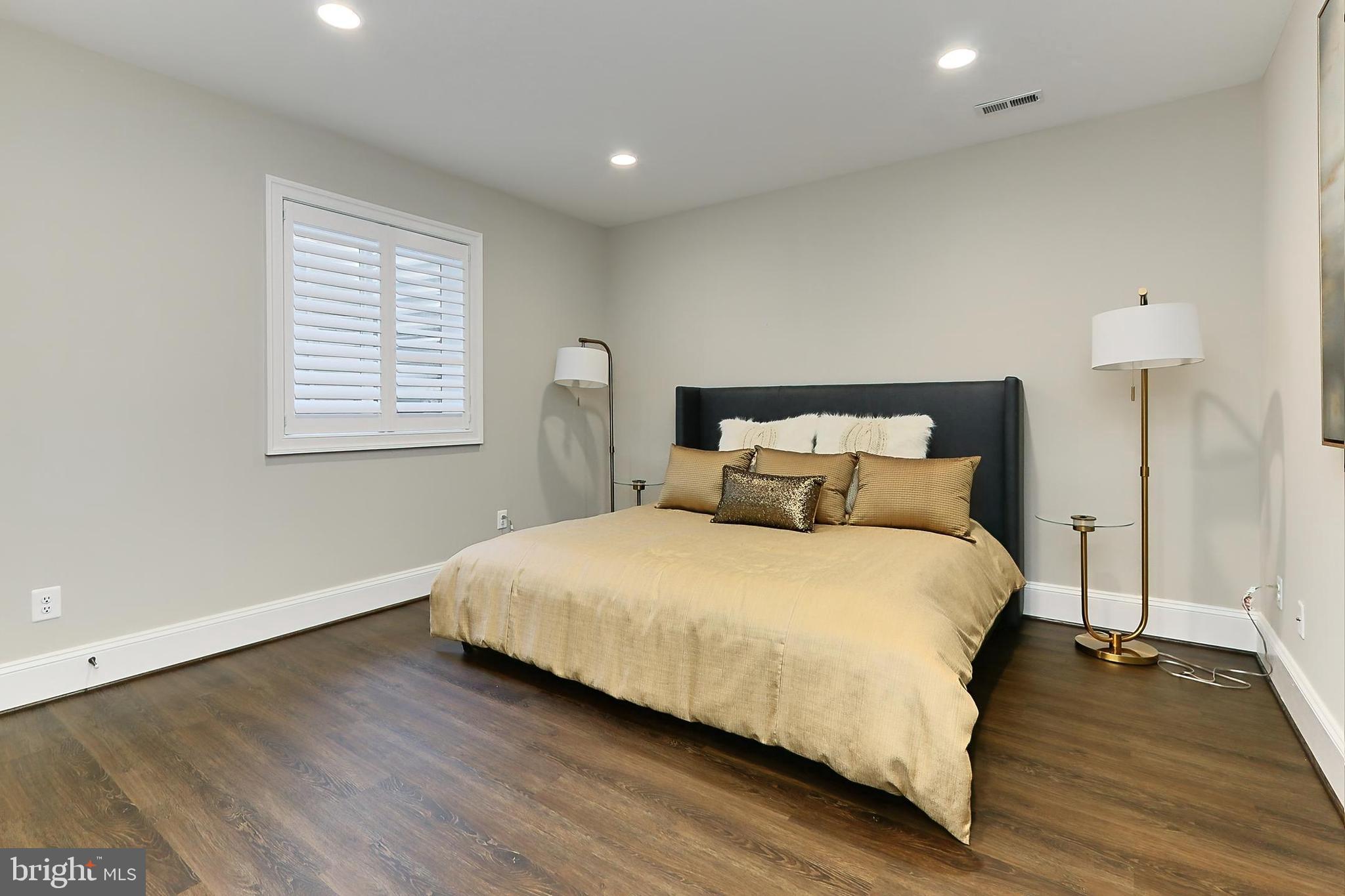 VIENNA WOODS - Residential